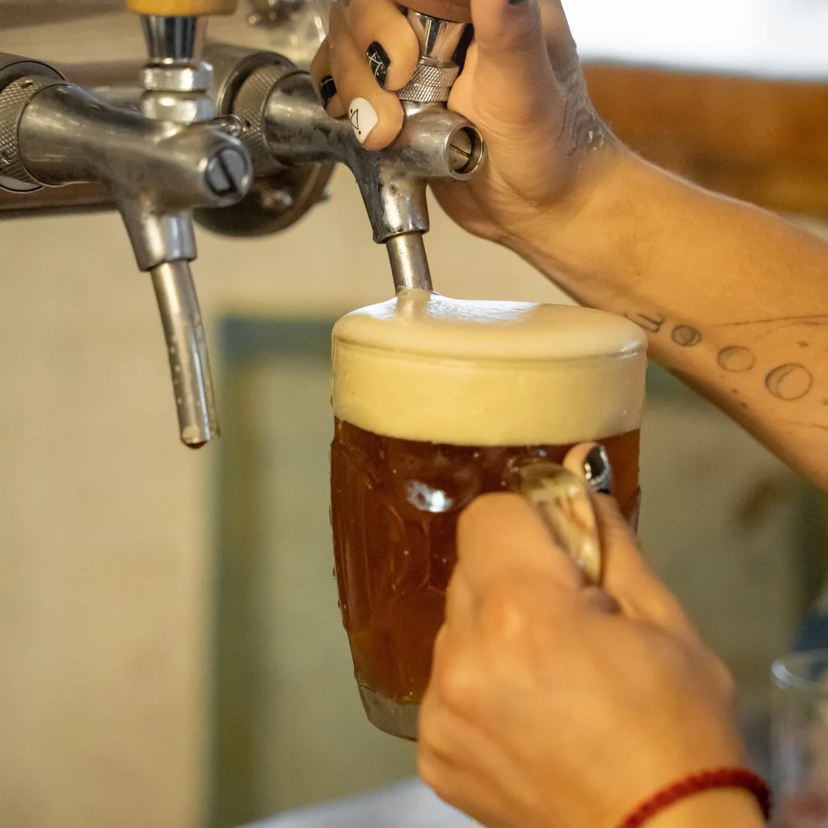 Sirviendo cerveza en Malalcura