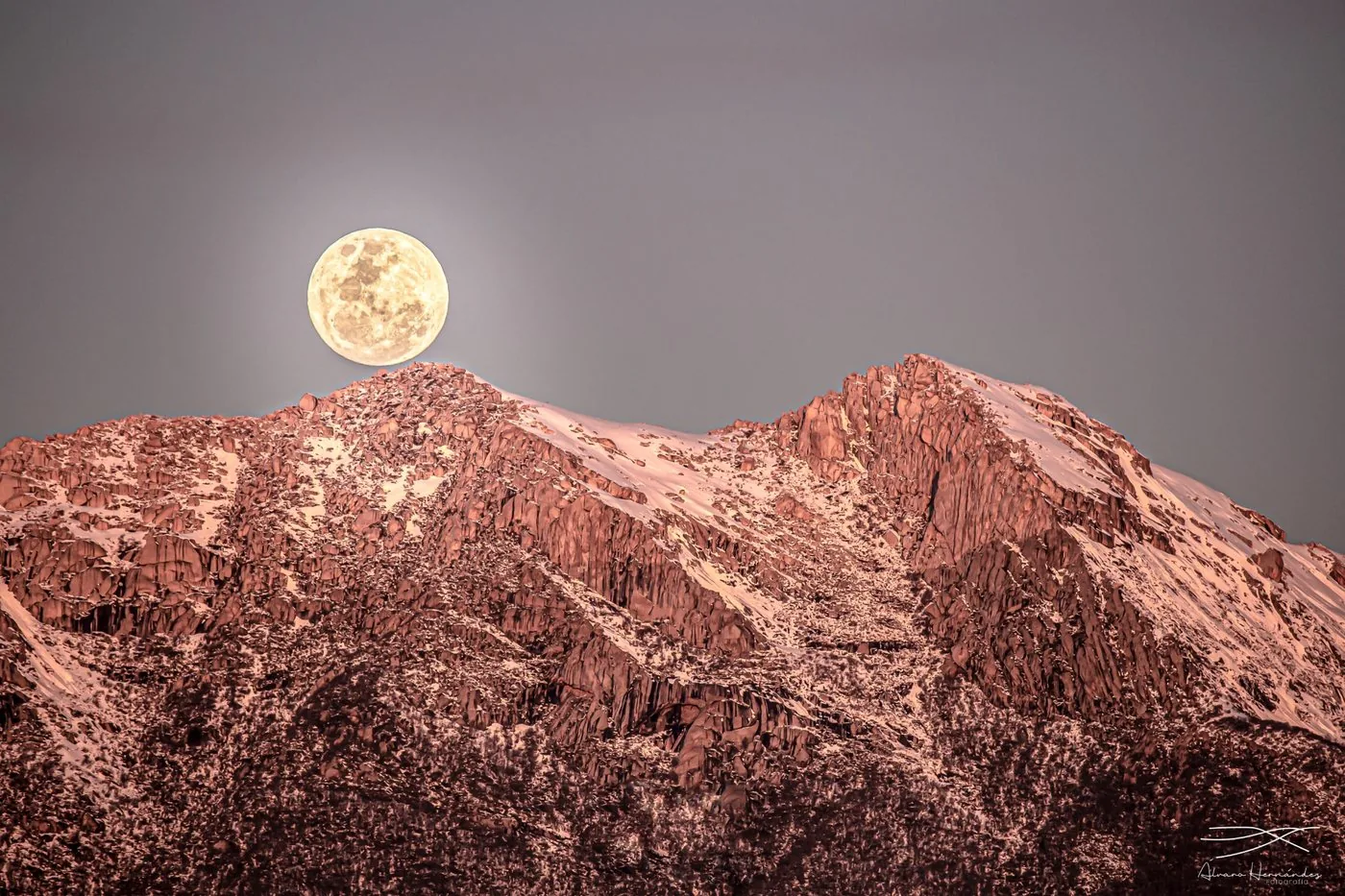 Luna sobre la cordillera de San Fabián